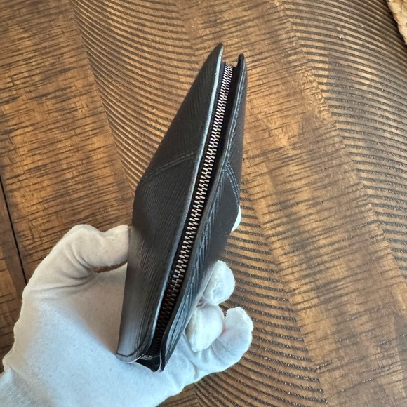 LOUIS VUITTON
Epi Demi Lune Pochette Black - Picture 6 of 17